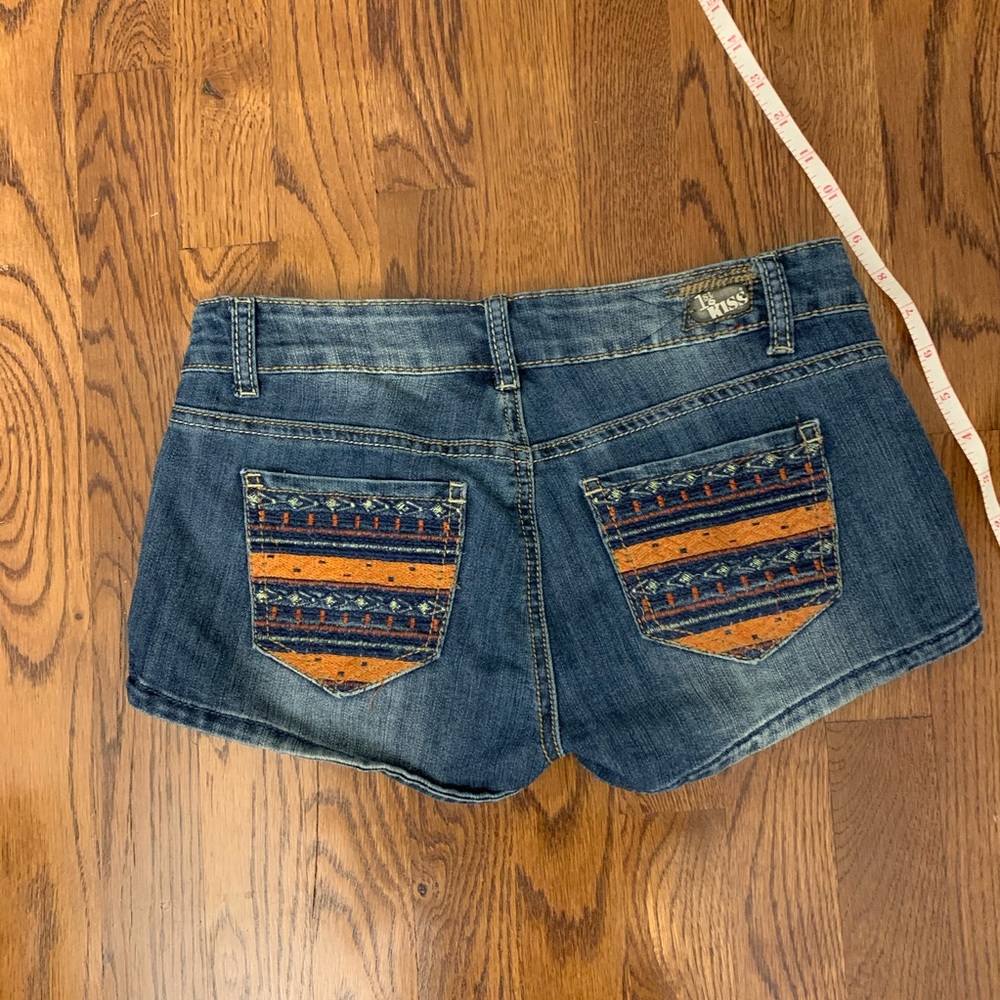 Embroidered pocket jean shorts
